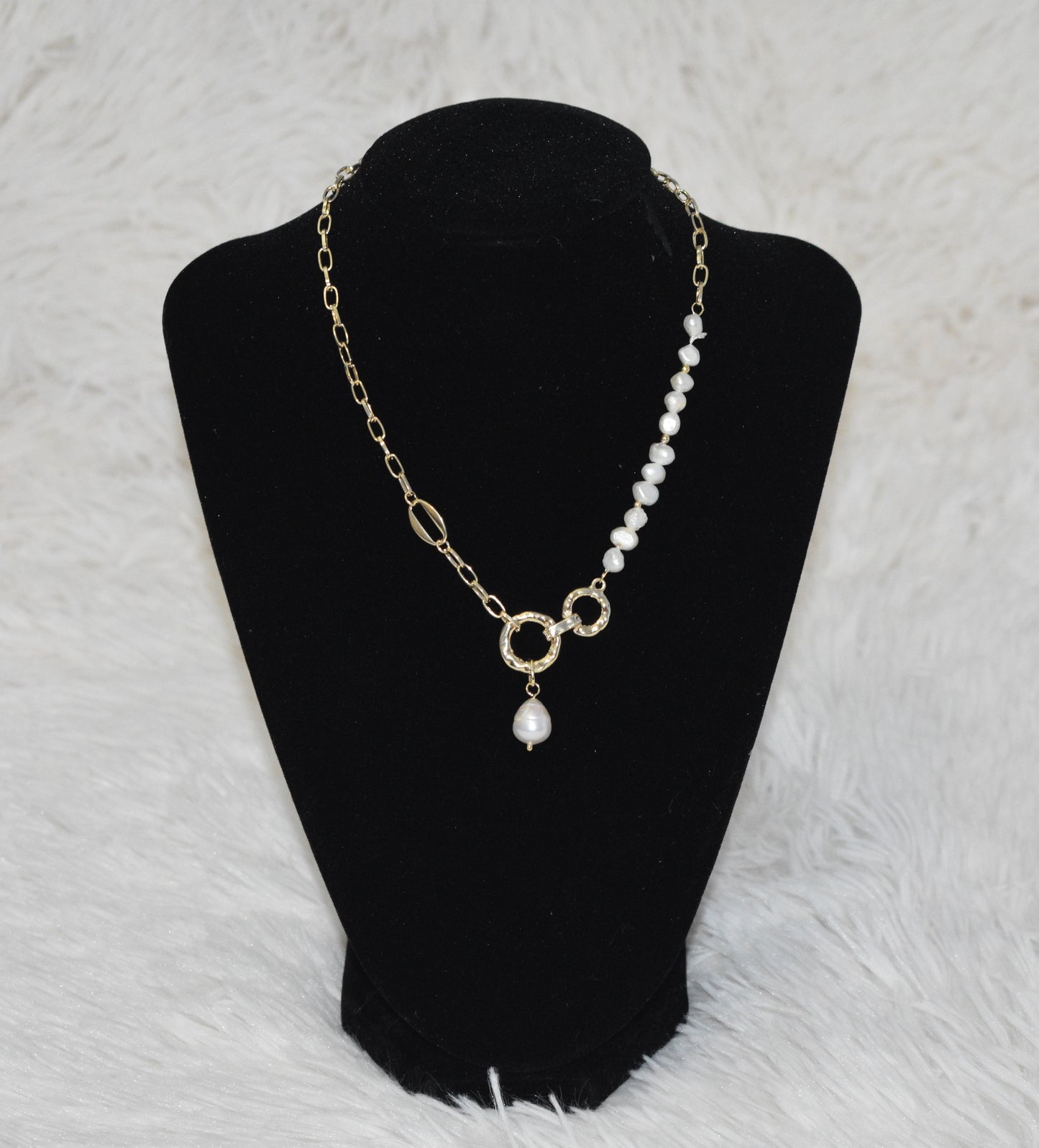 Joyas Gold and Pearl Necklaces